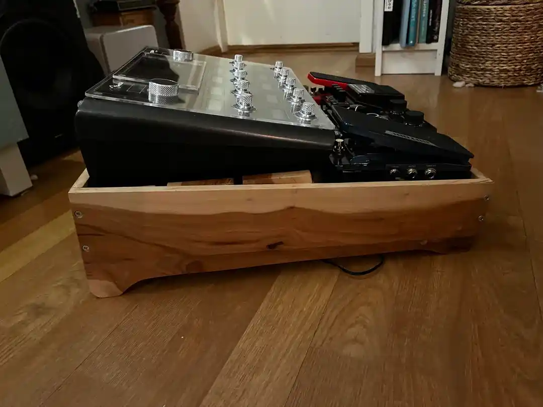 Elma Ağacı Ahşabından Gitar Pedalboard Üretimi ve İlk Ücretli Proje Deneyimi