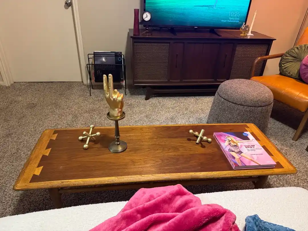 Eski Mobilyaların Yenilenmesi: Boyalı Sehpayı Orijinal Haline Döndürme Teknikleri ve Süreci