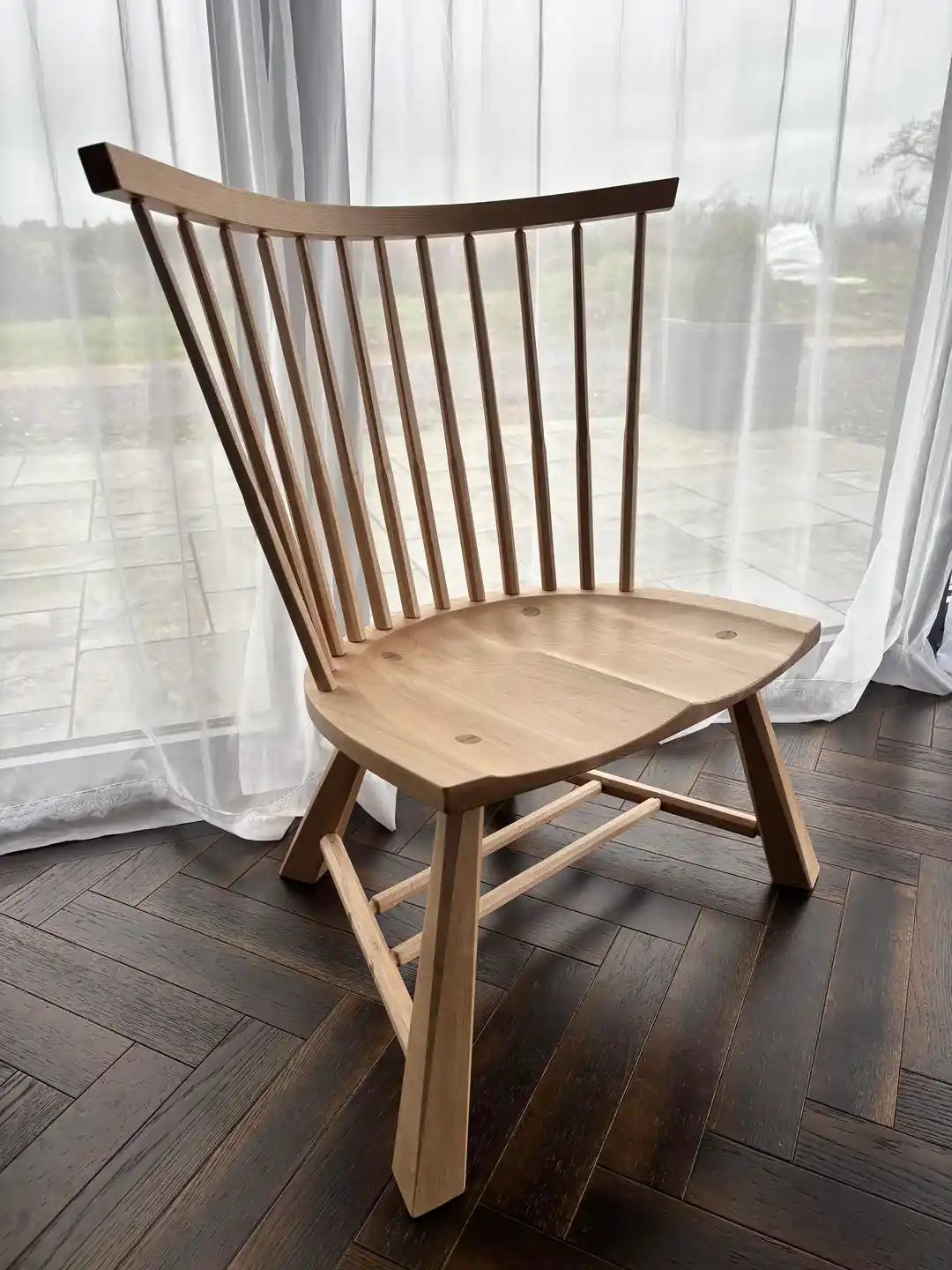 Hensby Tasarımlı Spindle Sırtlı Dinlenme Sandalyesi Yapımında Teknik ve Malzeme Detayları