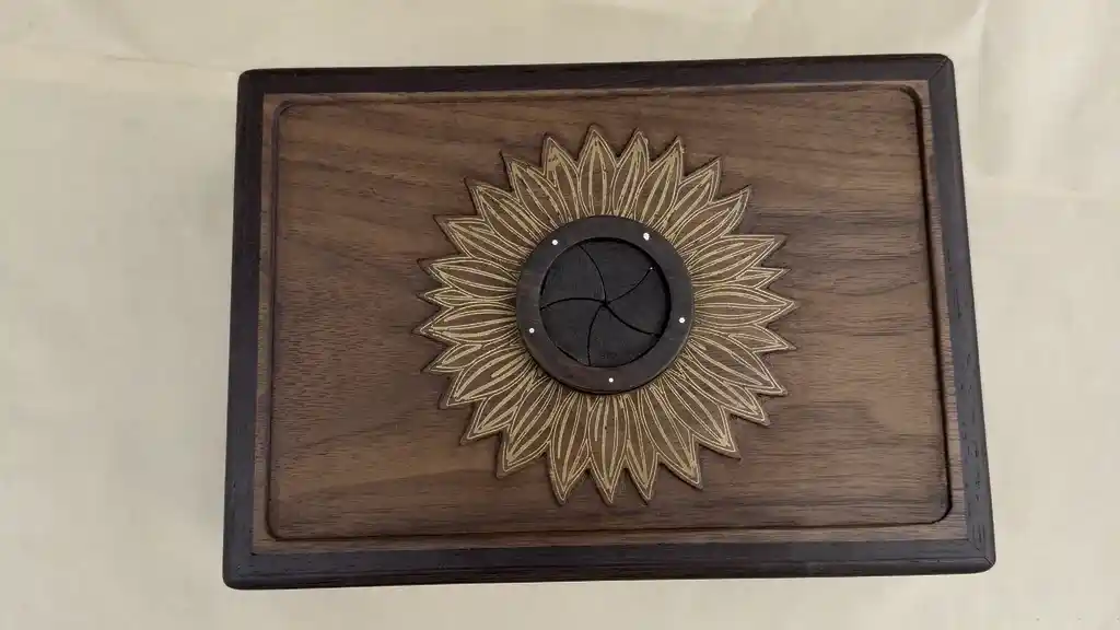 IRIS Mekanizmalı ve Gizli Tepsili Ahşap Mücevher Kutusu Tasarımının Detayları ve İşçiliği