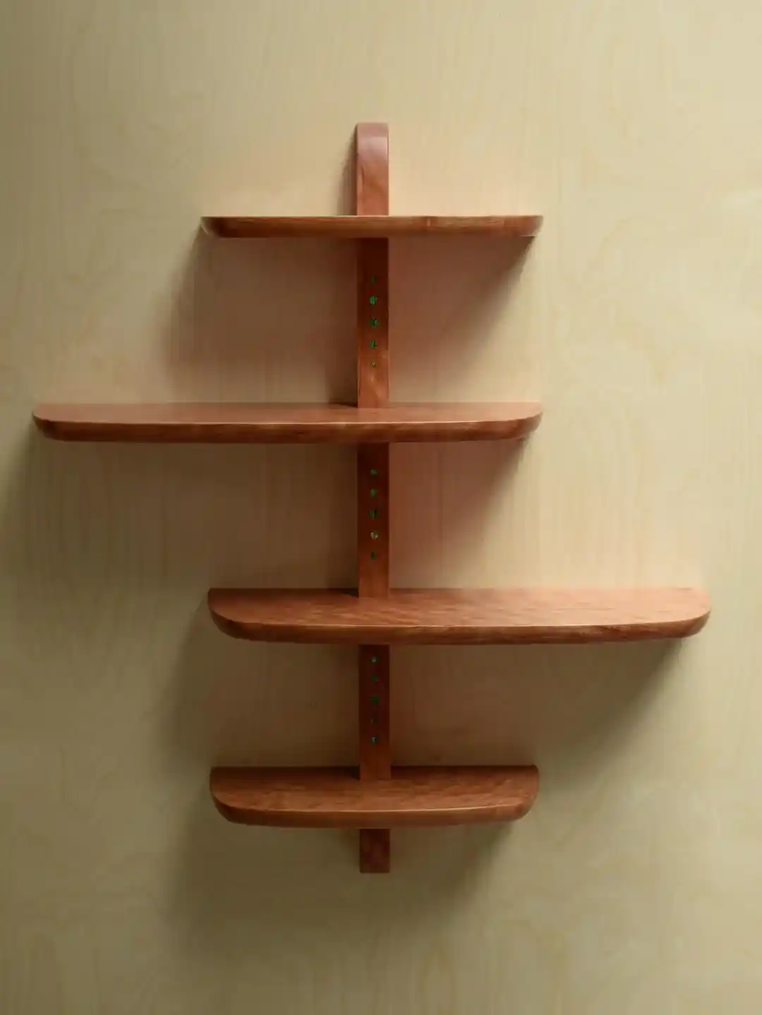 Kıvırcık Kiraz ve Abalone Malzemesiyle Duvara Asılan Dayanıklı ve Estetik Raf Tasarımı