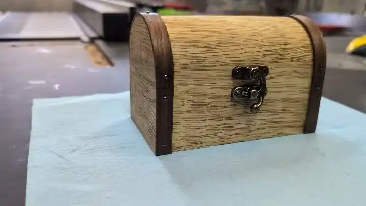 Kıvrımlı Kapaklı Mini Takı Kutusu: Curly White Limba ve Siyah Ceviz Ahşap İşçiliği