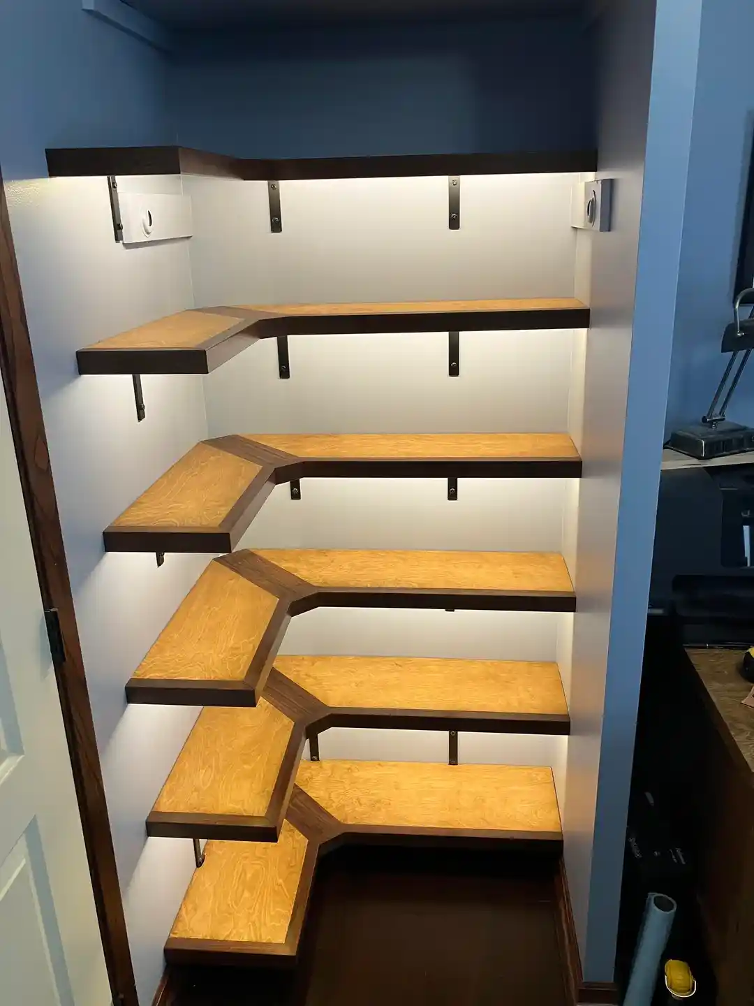 Köşe Dolap Kitaplıklarında Ahşap İşçiliği ve LED Aydınlatma Çözümleri