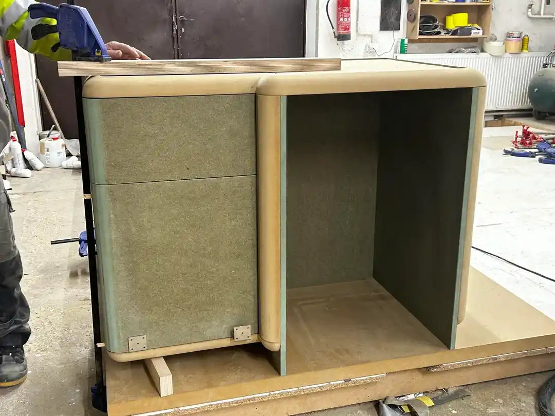 MDF Malzemeden Minibar Üretiminde Büyük Yarıçaplı Yuvarlatma ve İnlay Teknikleri