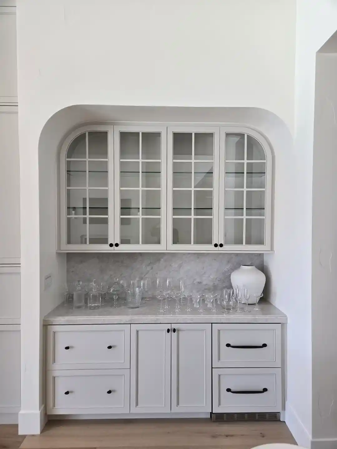 Özel Kavisli Bar Dolabı Tasarımı ve Yapımında Teknik ve Estetik Yaklaşımlar