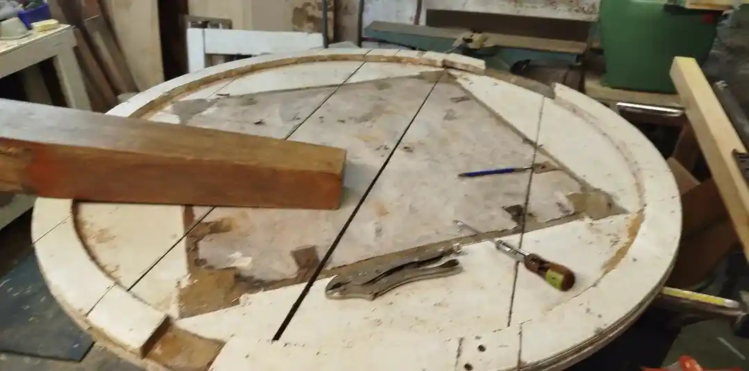 Parçalanmış Meşe Masaların Restorasyonu ve Yeniden Tasarımı İçin Teknik Rehber