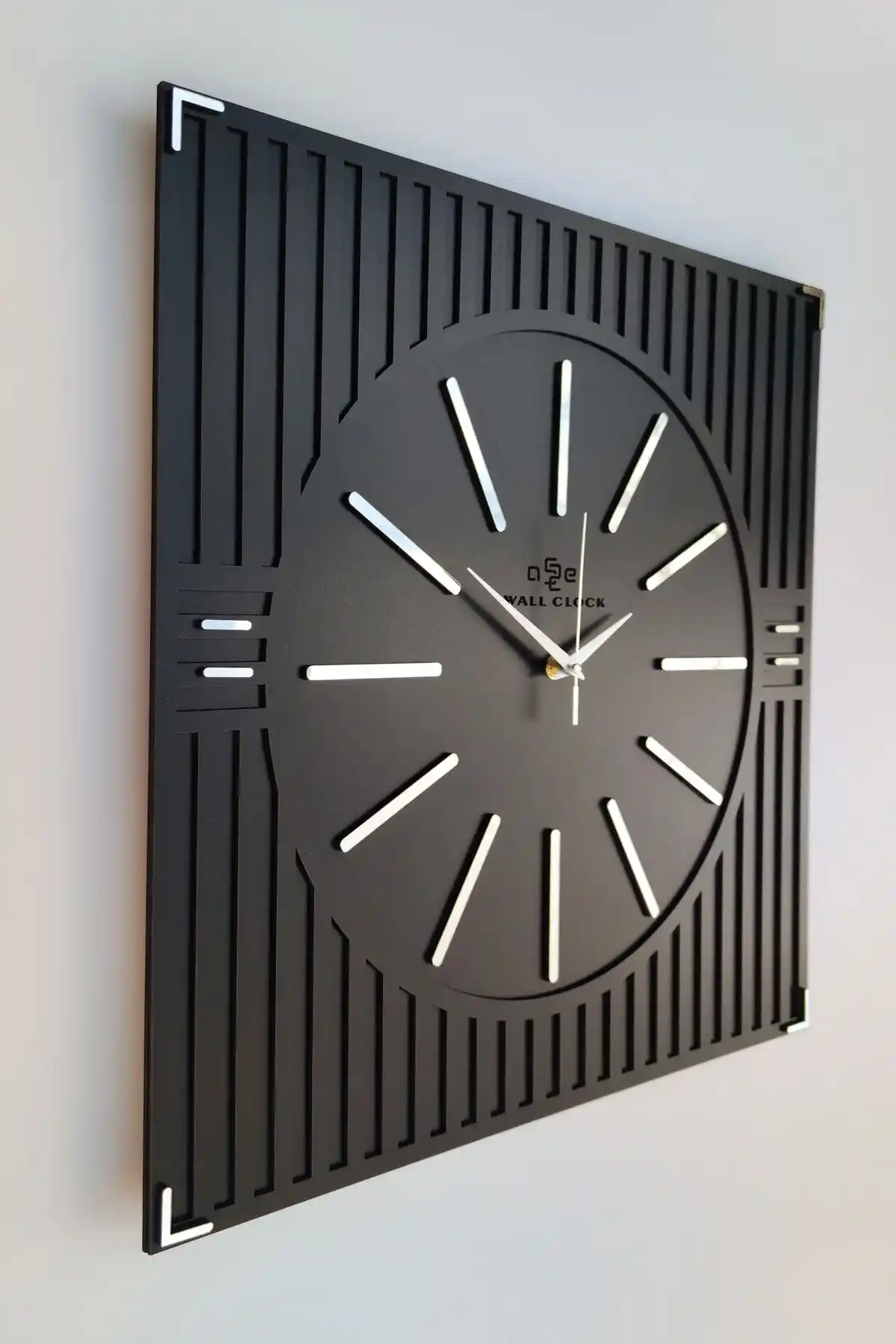 aSSe Tasarım Lüx Çizgi Desenli Kare Duvar Saati 50x50cm Siyah Gümüş Renkli Modern Dekorasyon