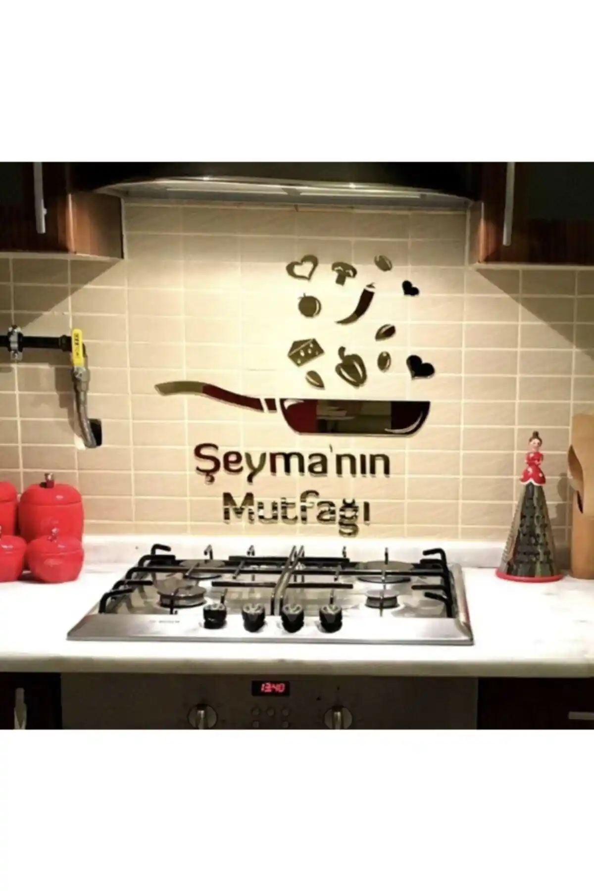 Aynalı Pleksili Duvar Dekorasyon Tava ile Modern Mutfak Tasarımları