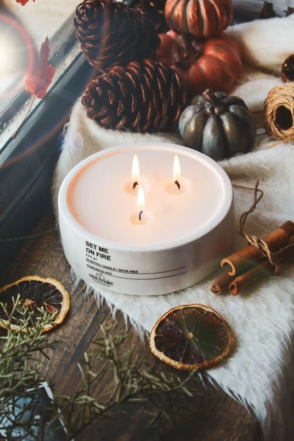 Ersustore Büyük Boy Tarçın ve Elma Kokulu Mum: Şık ve Doğal Dekoratif Aksesuar