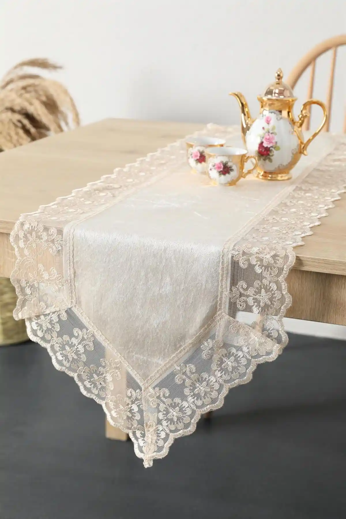 FAVORA Kadife Runner Vizon - Şıklık ve Zarafeti Masanıza Yansıtın