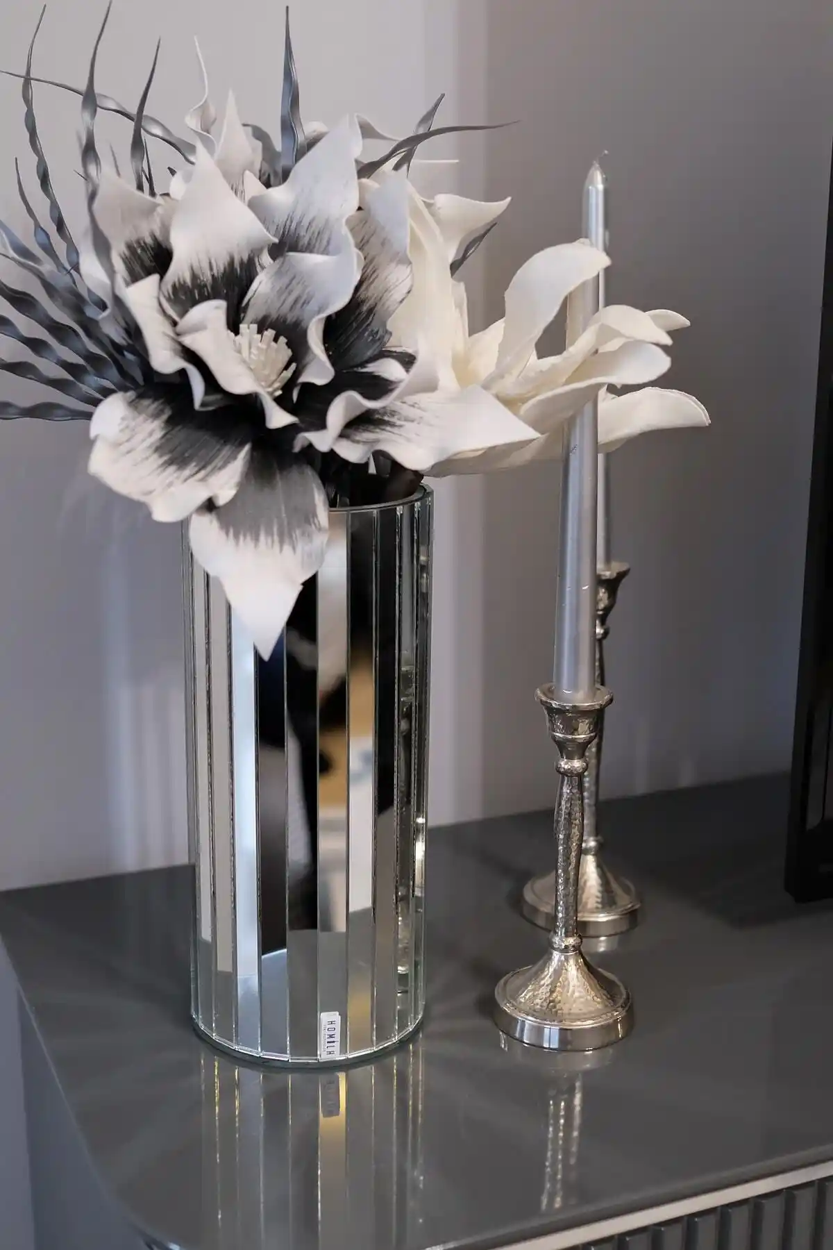 Homila 30 Cm Beyaz Gümüş Aynalı Vazo Modern Dekorasyon ve Şıklık İçin Uygun