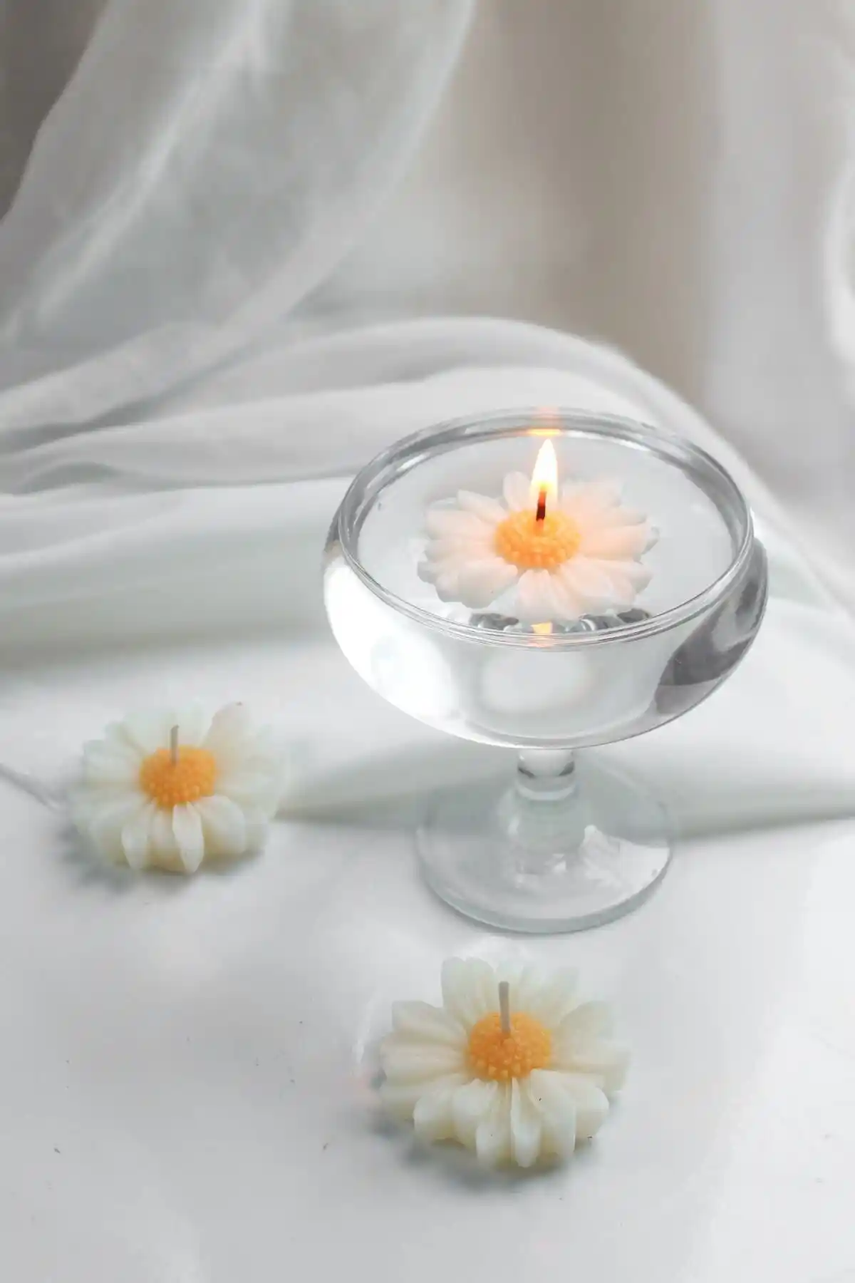 Mumbi Suda Yüzen Papatya Kokulu Mum Seti Estetik ve Çok Yönlü Kullanım İmkanı Sunar