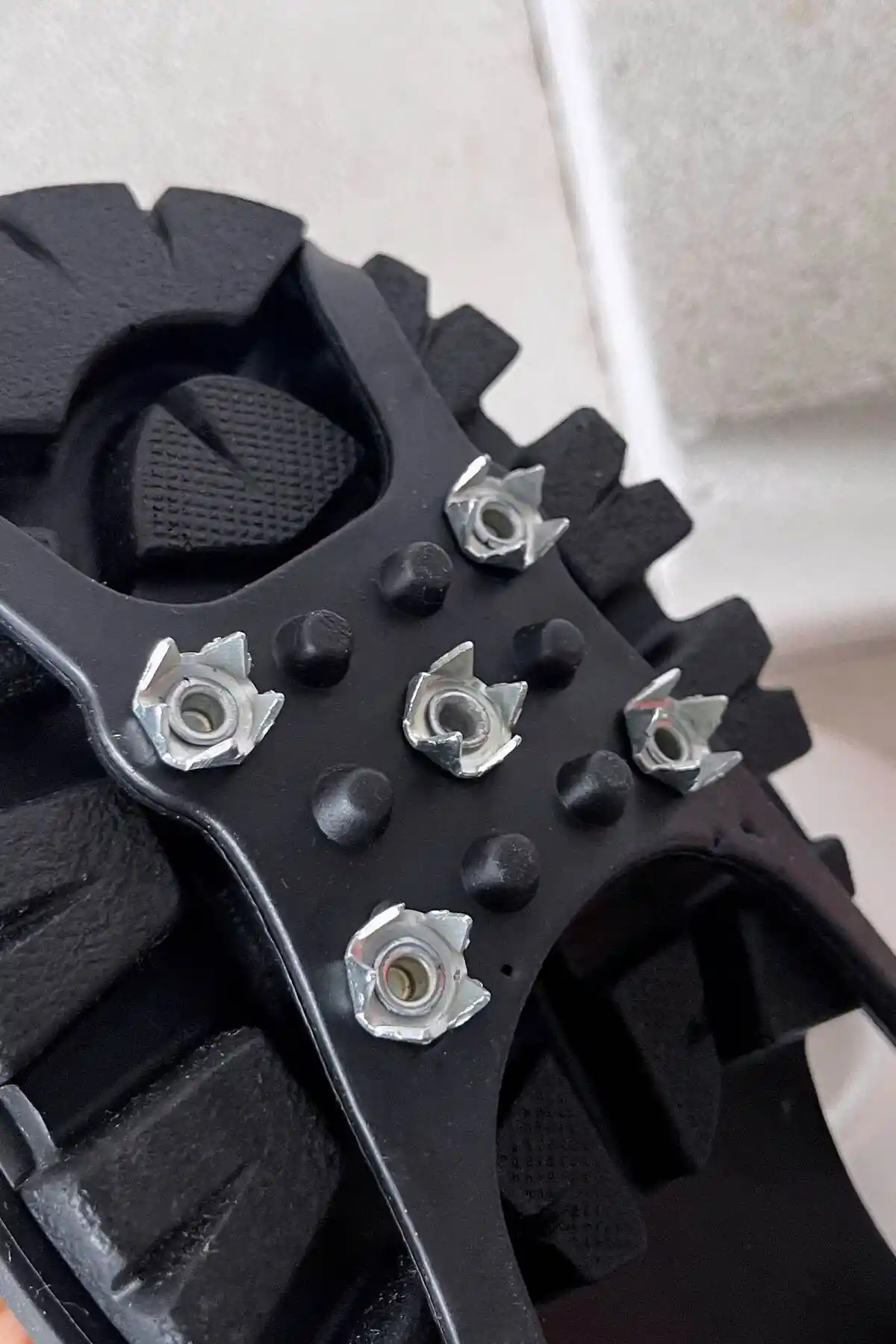 Karpatik Kaydırmaz Unisex Ayakkabı: Buz ve Karda Güvenli Adımlar İçin Pratik Çözüm