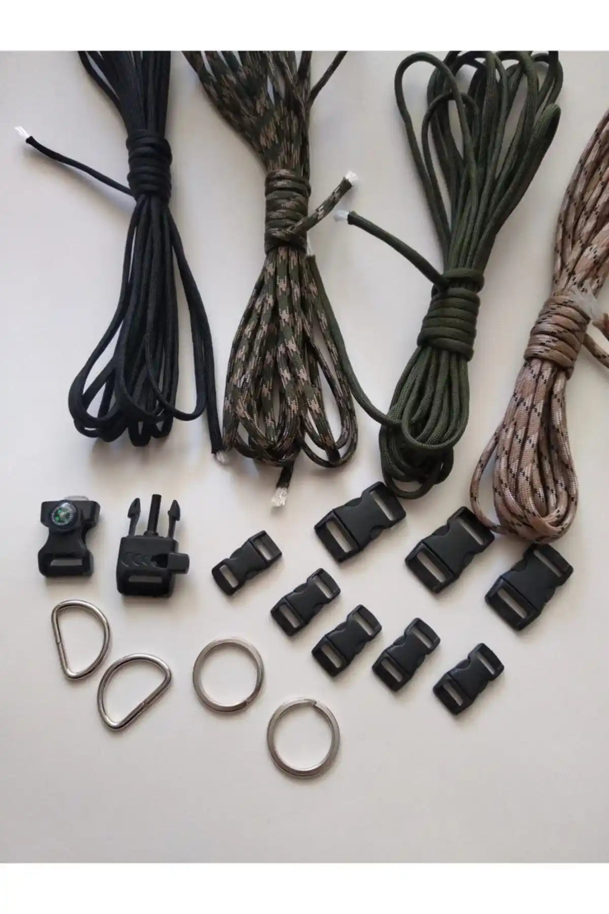Paracord Dünyası Outdoor Bileklik İpi ve Klips Seti: Dayanıklı ve Çok Yönlü Tasarım