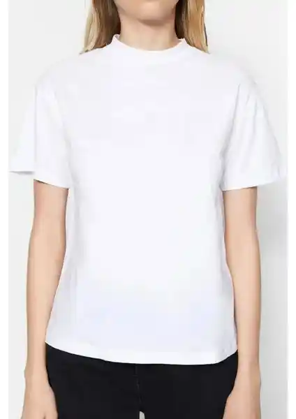 Günlük Şıklık ve Konfor Sunan Modern ve Sade T-shirt Koleksiyonu