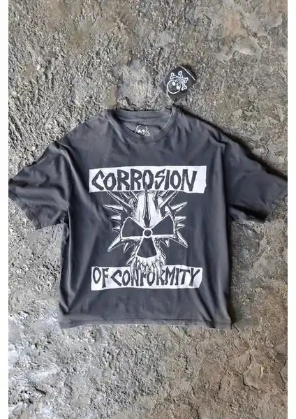 Overdrive Corrosion Of Conformity Boxy Fit T-shirt: Modern Sokak Modası ve Yüksek Kalite