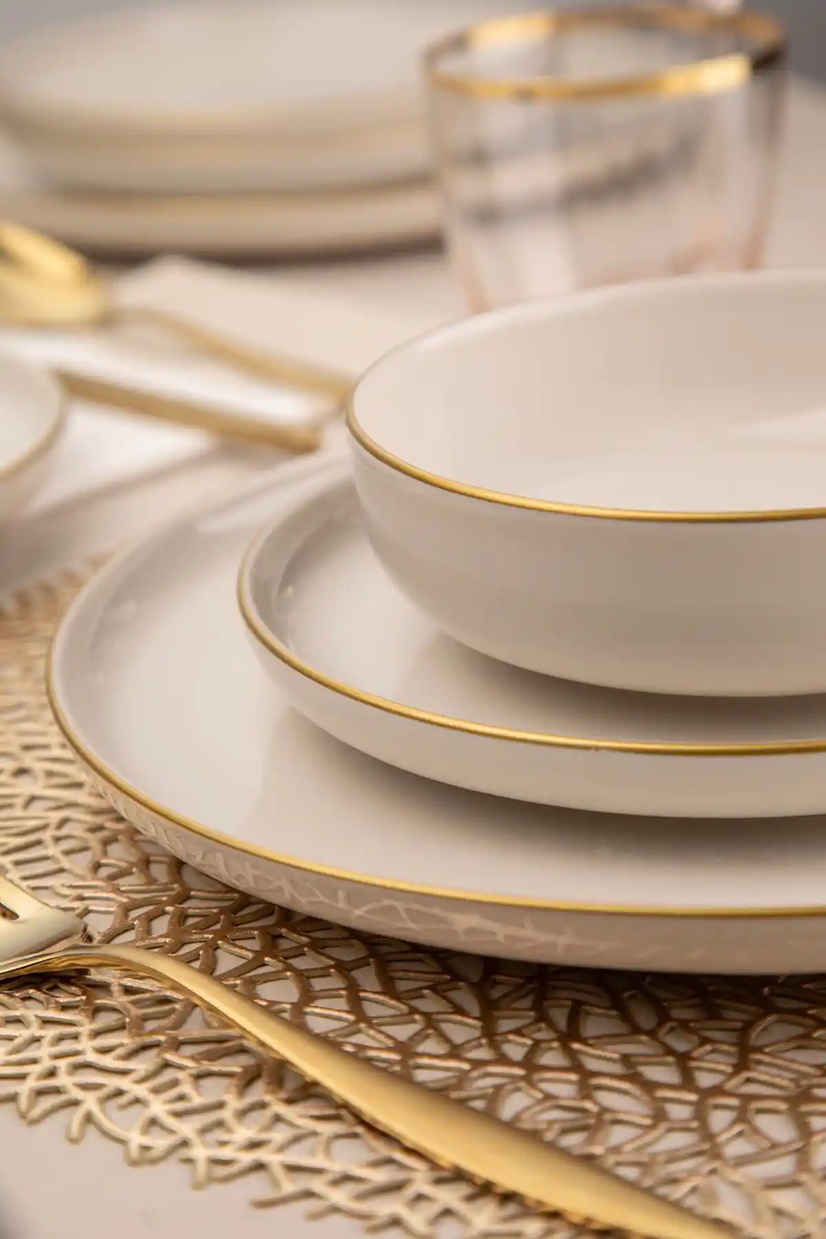 Kütahya Porselen Moderna Yemek Takımı: Modern Tasarım ve Kullanım Alanları Hakkında Bilgi