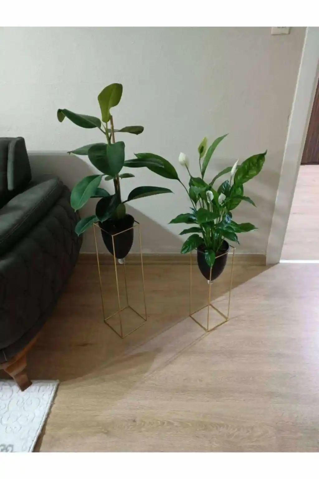 Metal Ayaklı Çiçeklikler: Dayanıklılık ve Estetik İç Mekan Dekorasyonunda Öne Çıkıyor