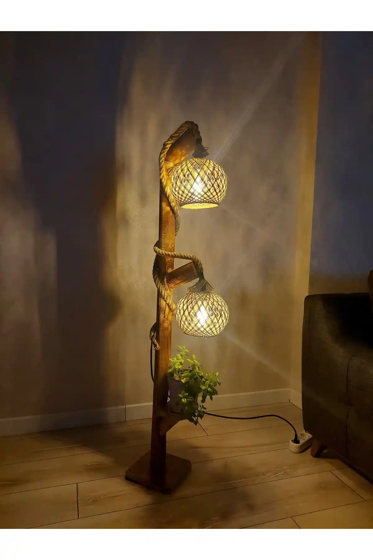 Ağaç Lambader ile Modern ve Doğal Mekanlar İçin Şık Aydınlatma Çözümü