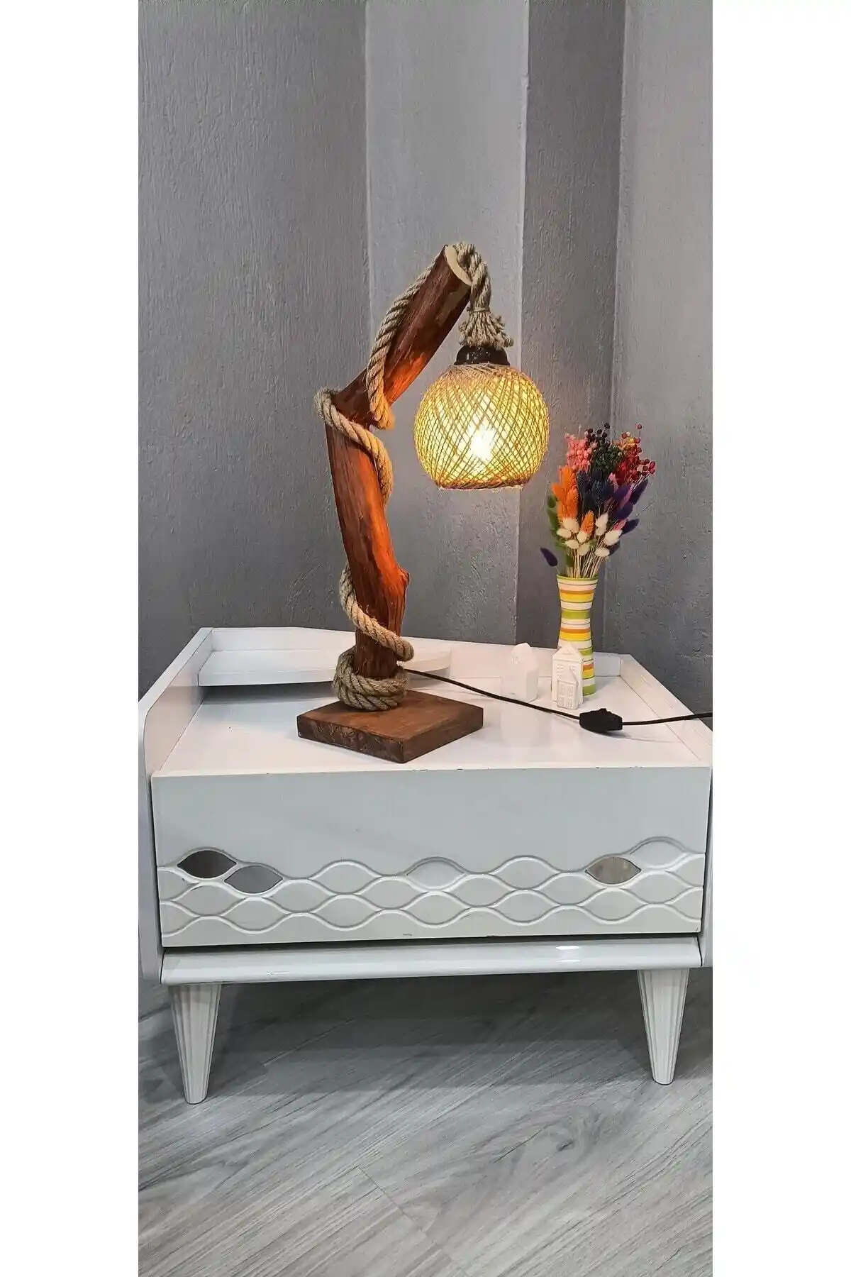 Ahşap Lambader ve Kumaş Abajur Karşılaştırması: Modern Tasarımların Detaylı Analizi