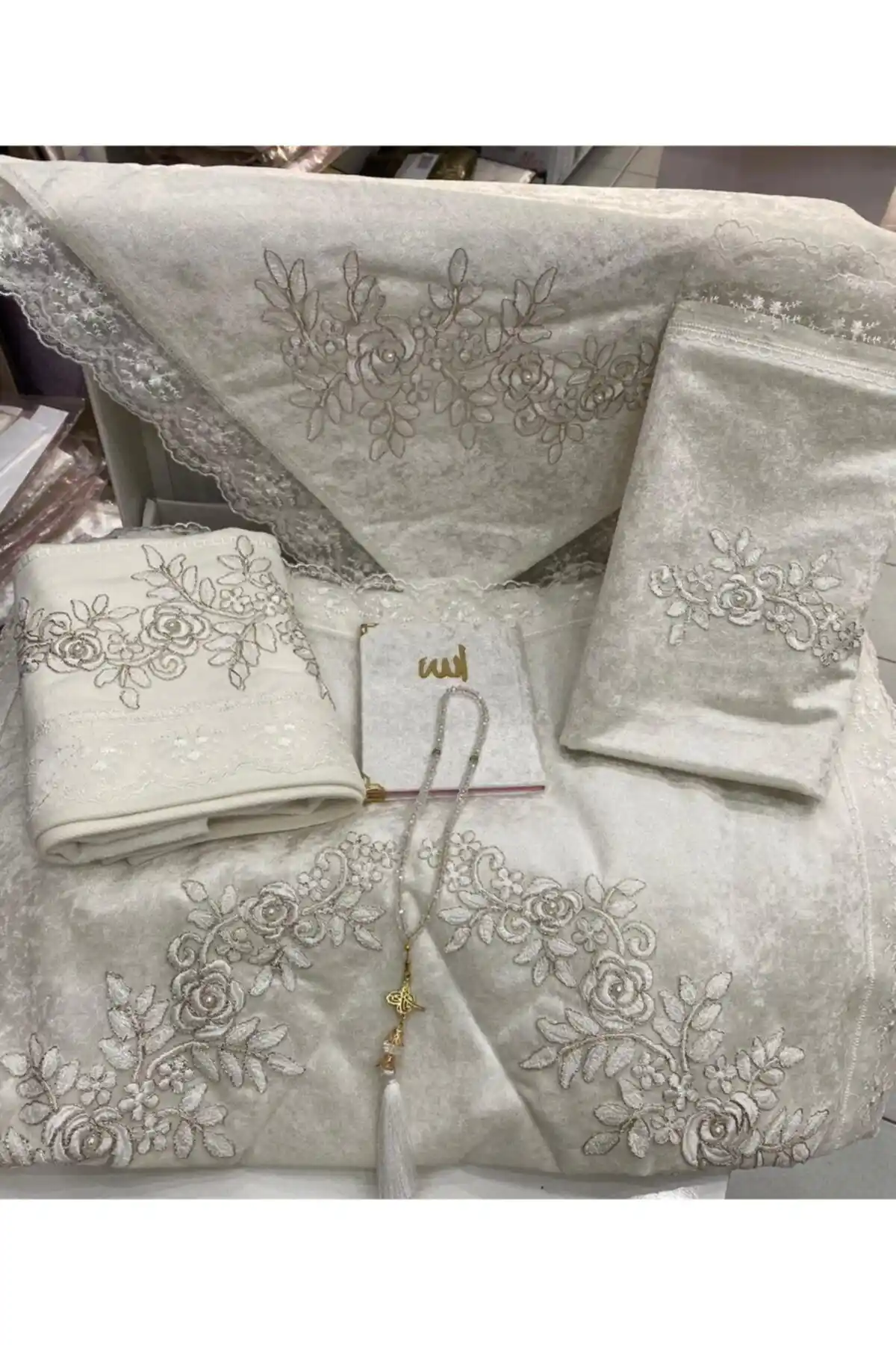 Aksuhome Kadife Seccade Takımı: Şık ve Dayanıklı Modern İbadet Seti