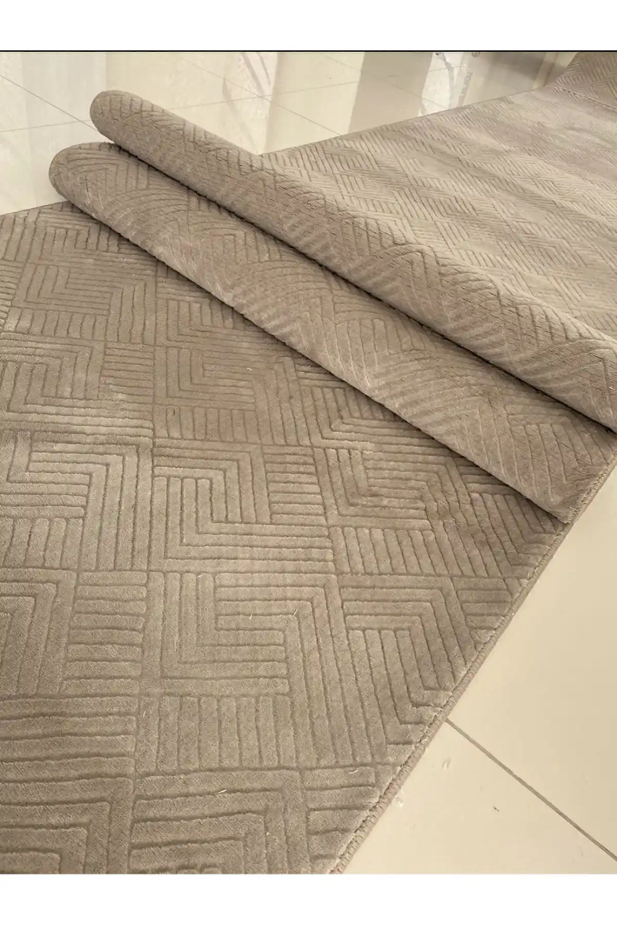 Alya Home ve Babil Home Kaymaz Tabanlı Halı Karşılaştırması: Özellikler ve Kullanıcı Yorumları