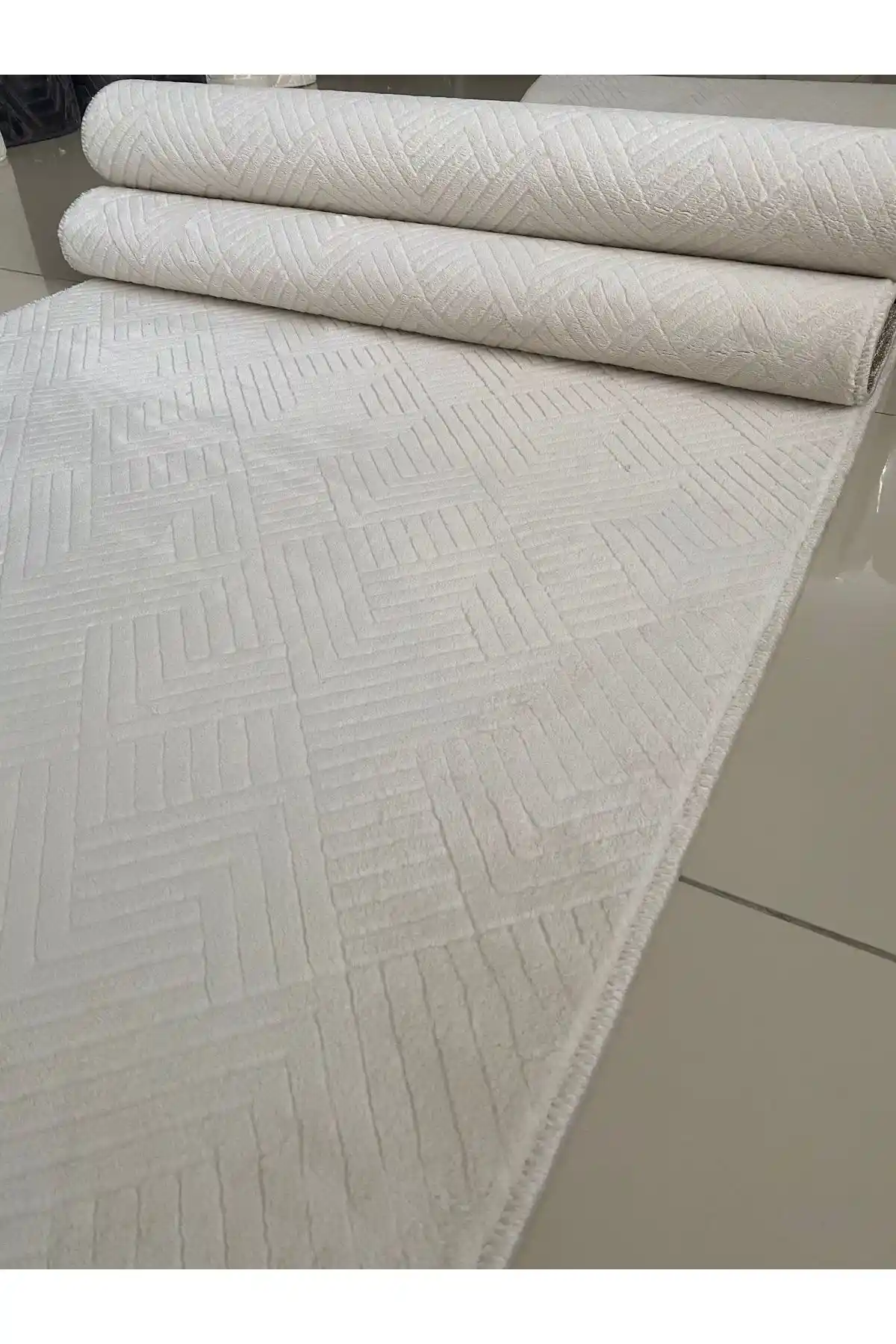 Alya Home ve Merinos Rölyef Kaymaz Taban Halılarının Detaylı Karşılaştırması