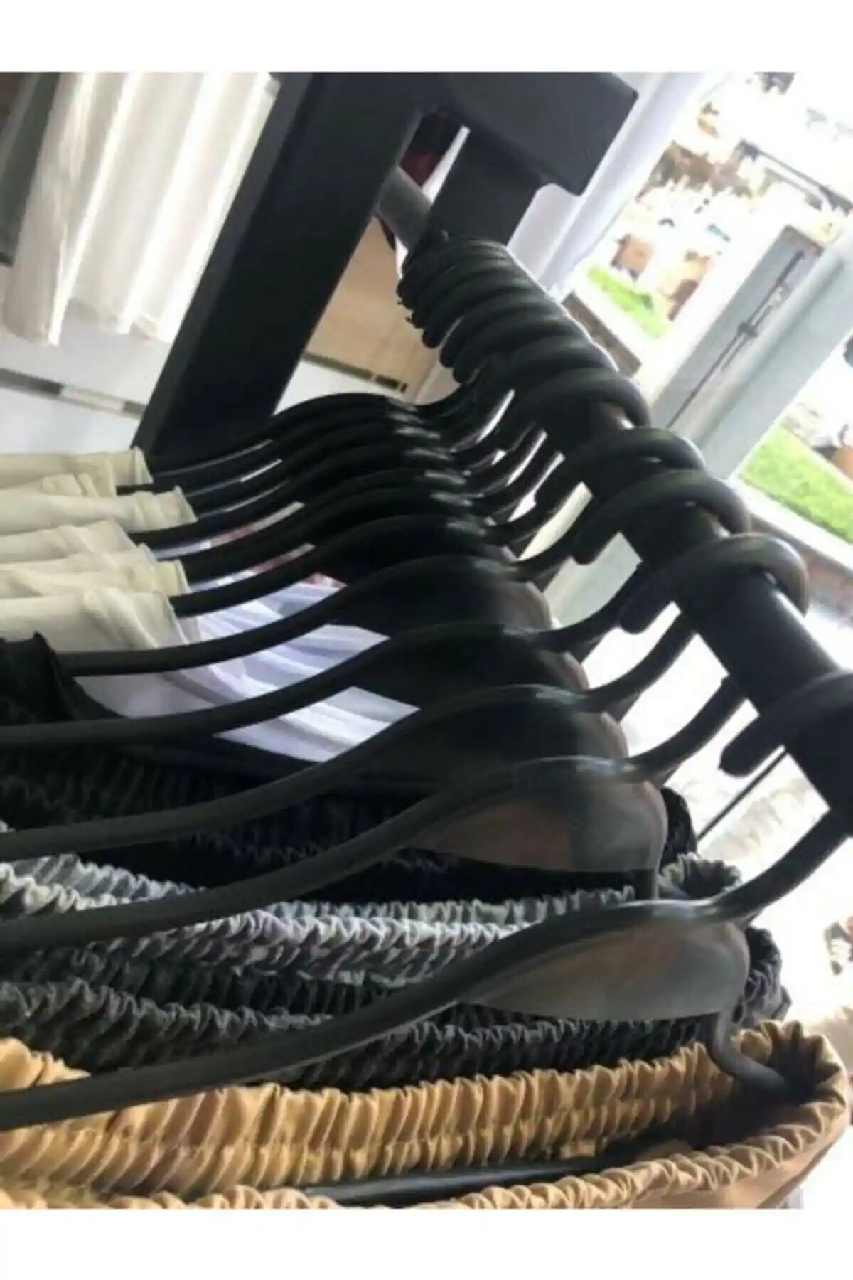 Askıcı Kıyafet Askısı 12 Li Set: Dayanıklı ve Pratik Kıyafet Düzenleme Çözümü