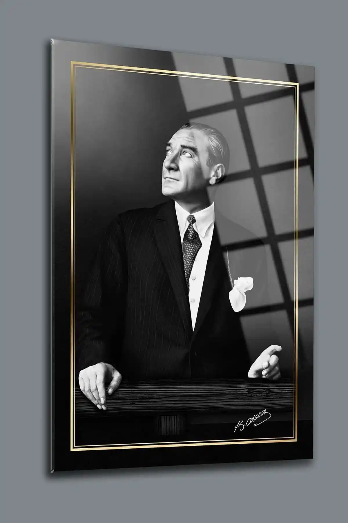 Atatürk Temalı 64 cm Cam Tablo Modern ve Dayanıklı Duvar Dekorasyonu