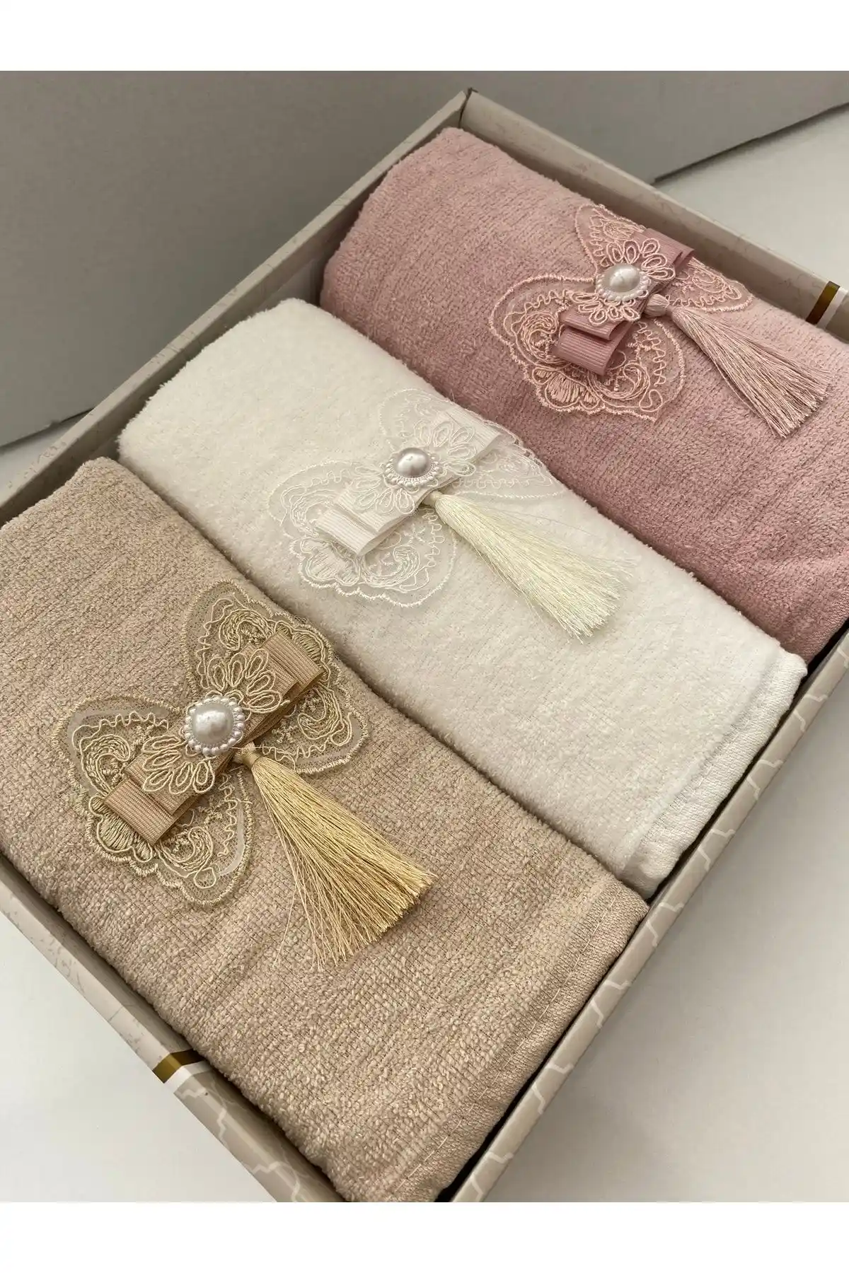 AYHANHOME 3'lü Kadife Püsküllü Çeyizlik Yüz ve El Havlusu Seti