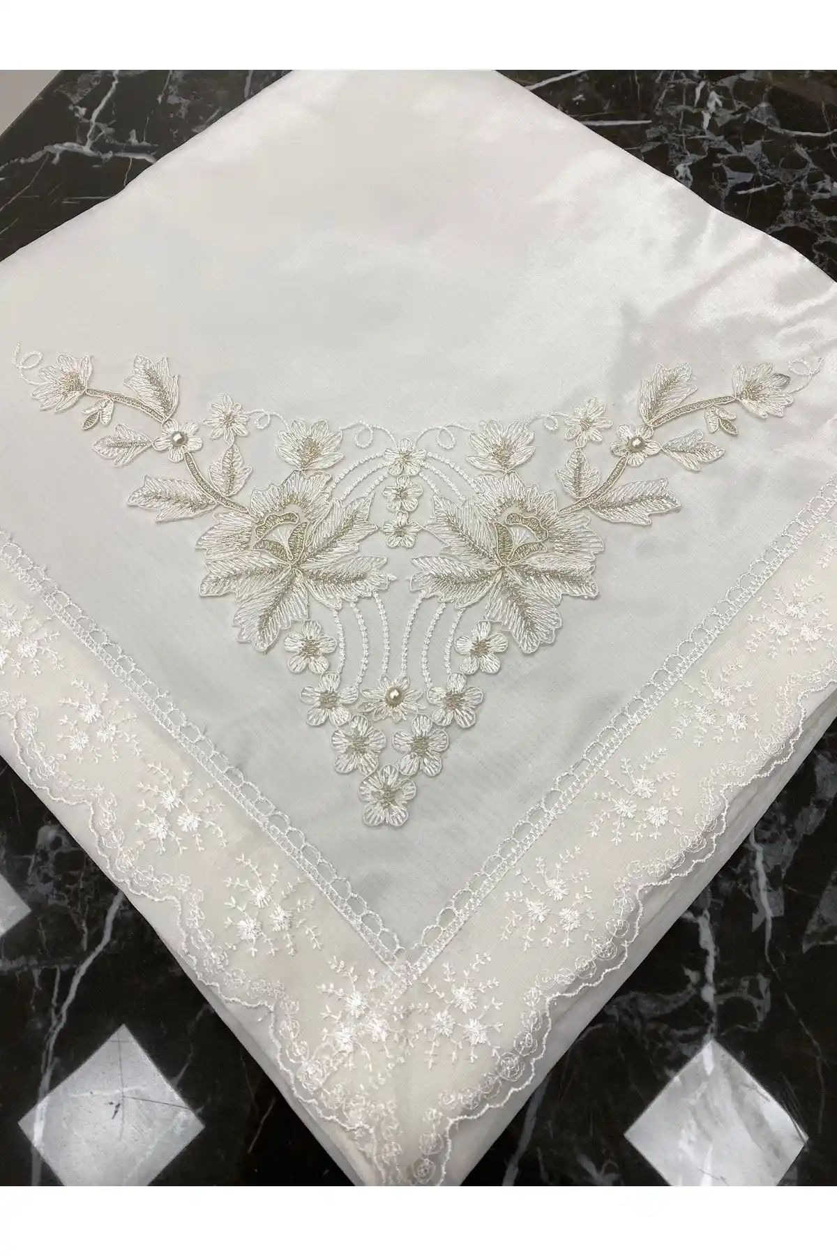 AYHANHOME Fransız Güpürlü İşlemeli Çeyizlik Saten Bohça ile Zarif Dekorasyon