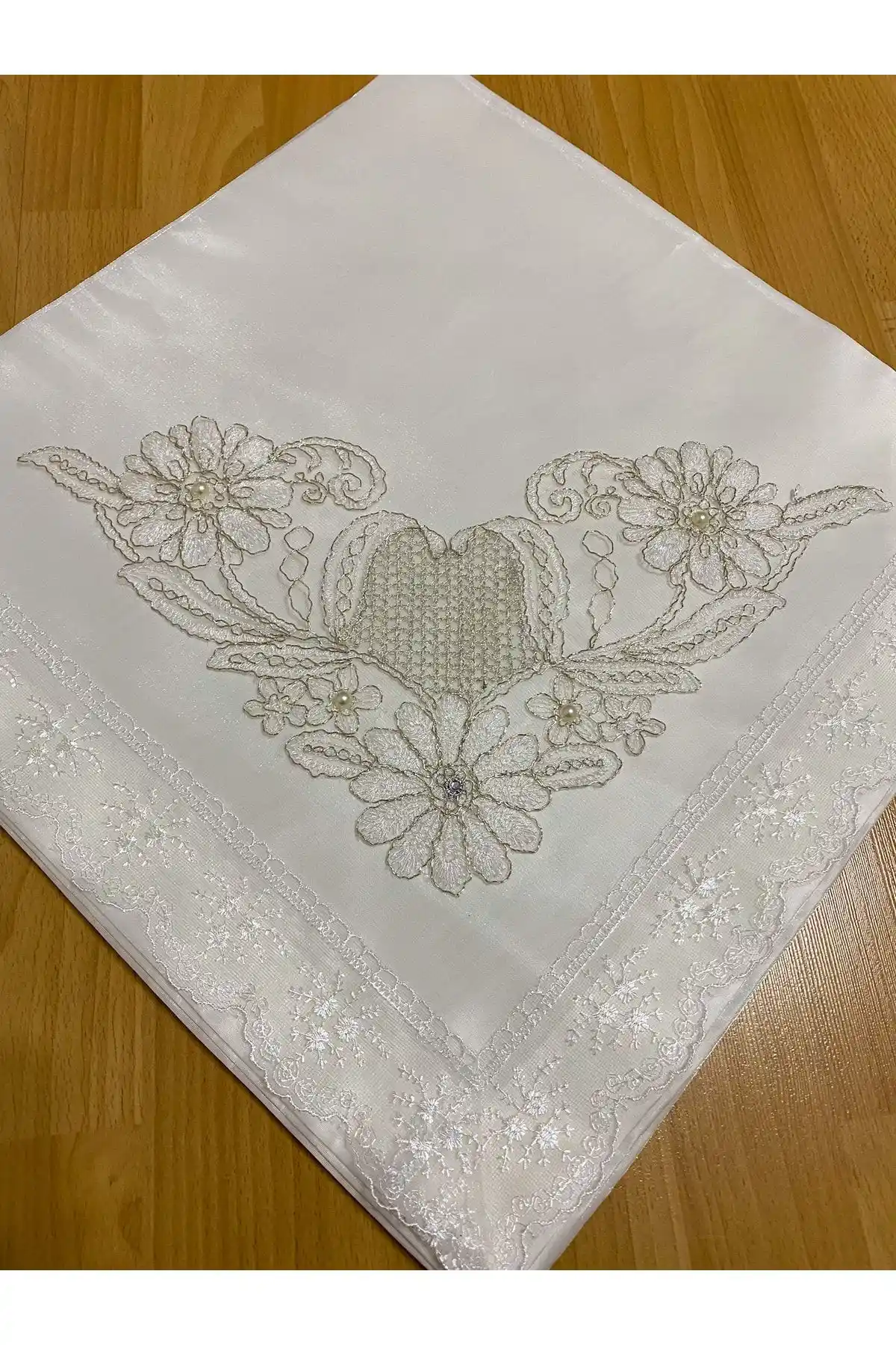 AYHANHOME Güpürlü Dantel İncili İşlemeli Krem Saten Çeyizlik Lüks Bohça