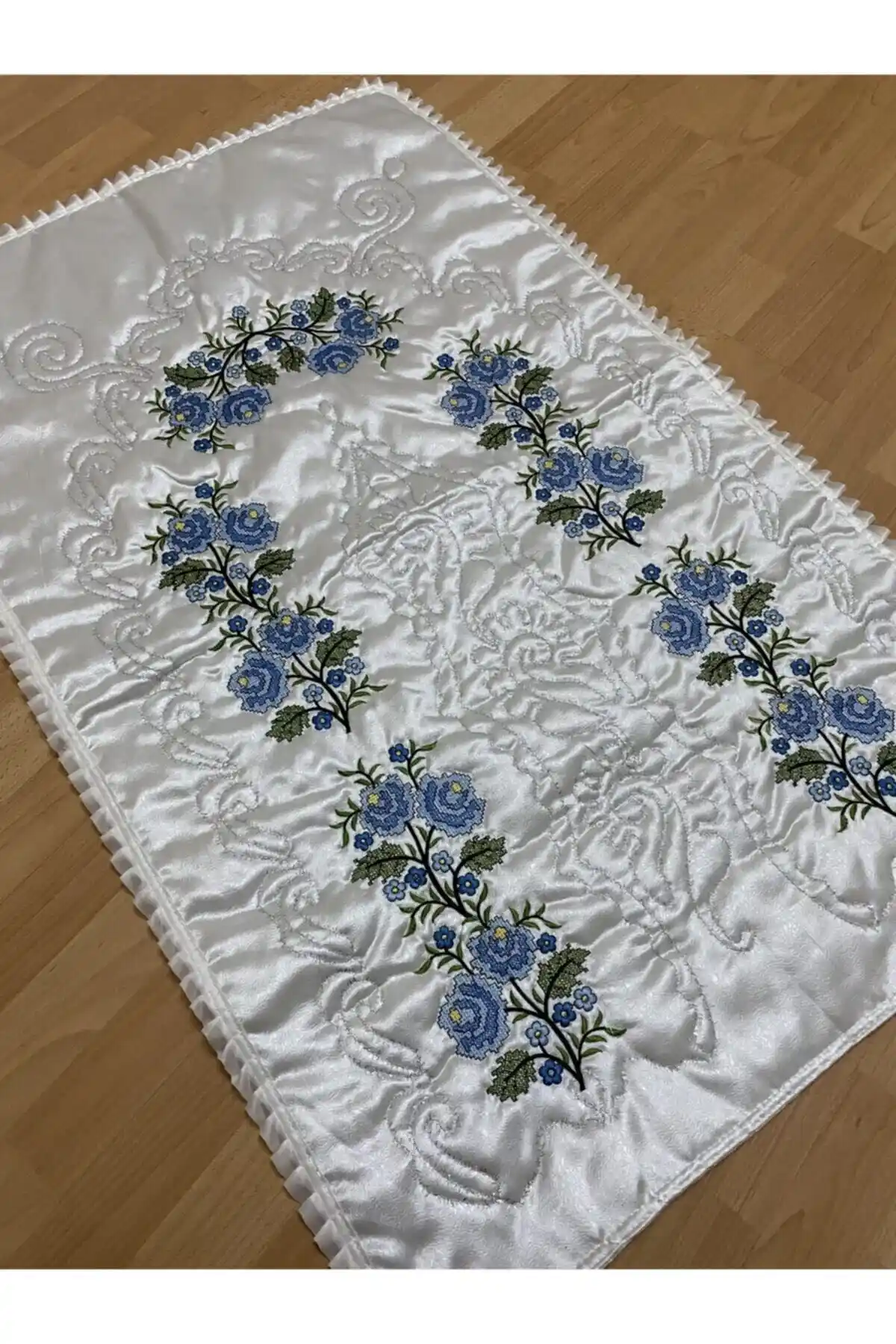 AYHANHOME Krem Mavi Çeyizlik Kaneviçe İşleme Nakışlı Saten Seccade Ürün Özellikleri ve Kullanım Rehberi