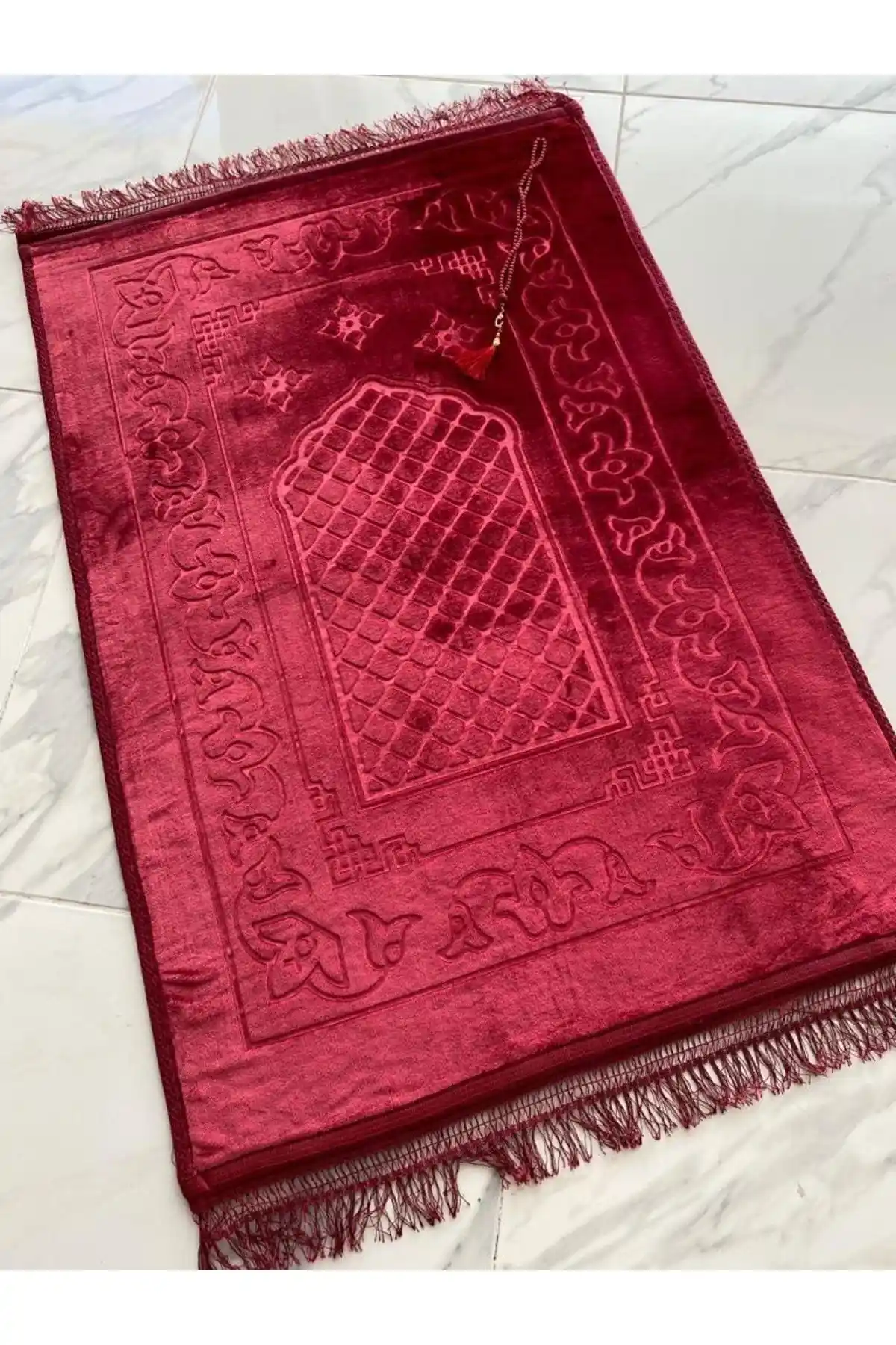 AYHANHOME Lüks Kalın Yumuşak Peluş Kaymaz Tabanlı Kırmızı Seccade Tasarımı ve Özellikleri