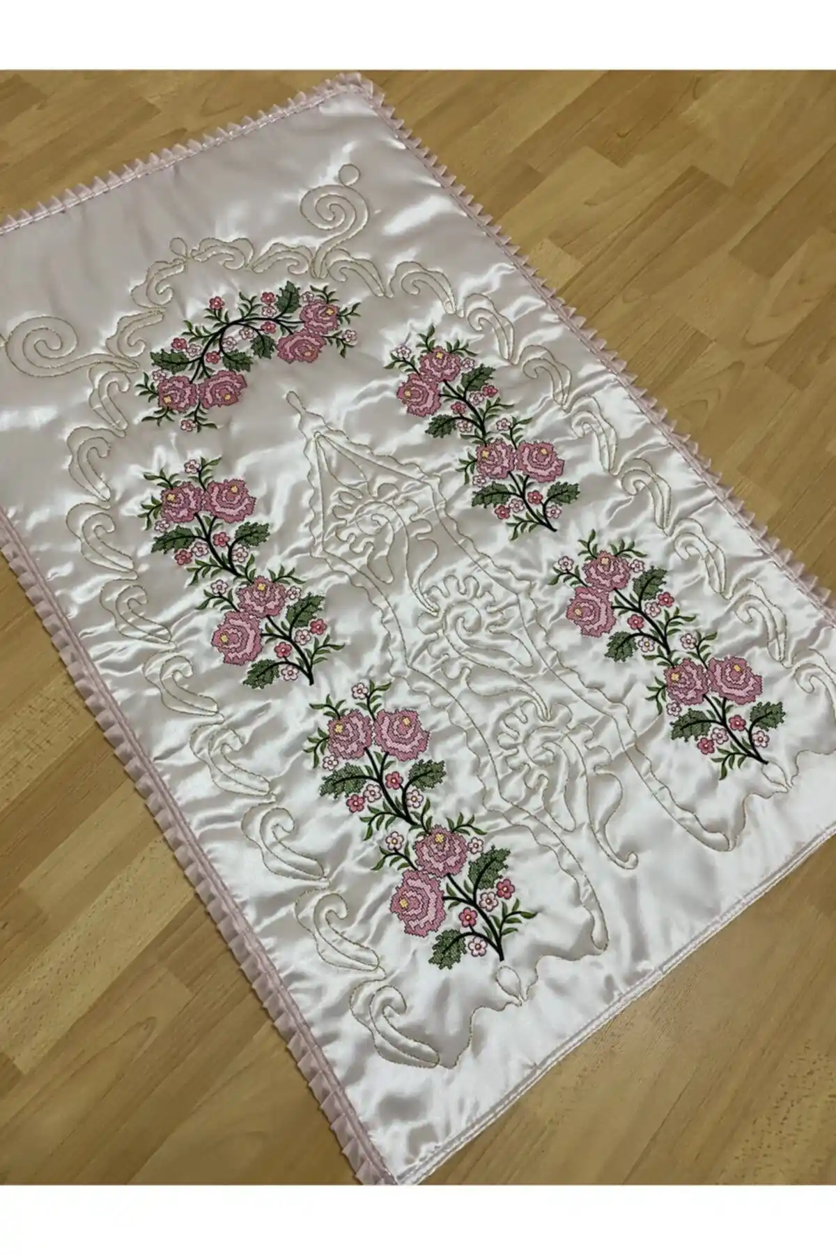 AYHANHOME Pudra Çeyizlik Kaneviçe İşleme Nakışlı Saten Seccade Özellikleri ve Satış Bilgileri