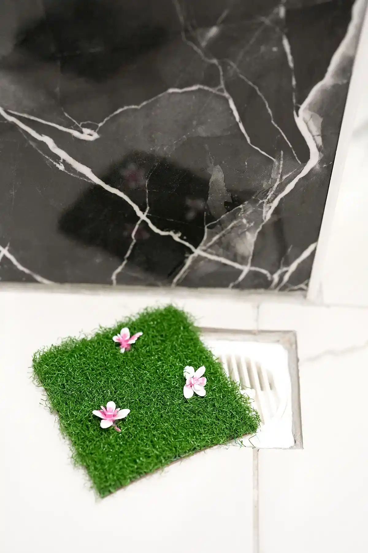 Banyo Dekoratif Gider Kapağı Karşılaştırması: Hayveys ve KARİNA Tasarımları