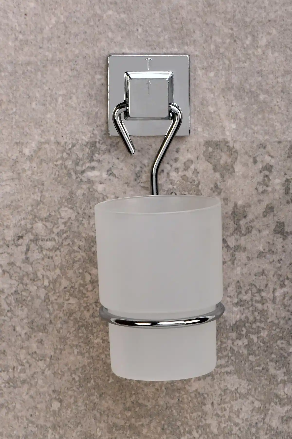 Banyo Düzeninde İki Popüler Diş Fırçalık Seçeneğinin Karşılaştırması