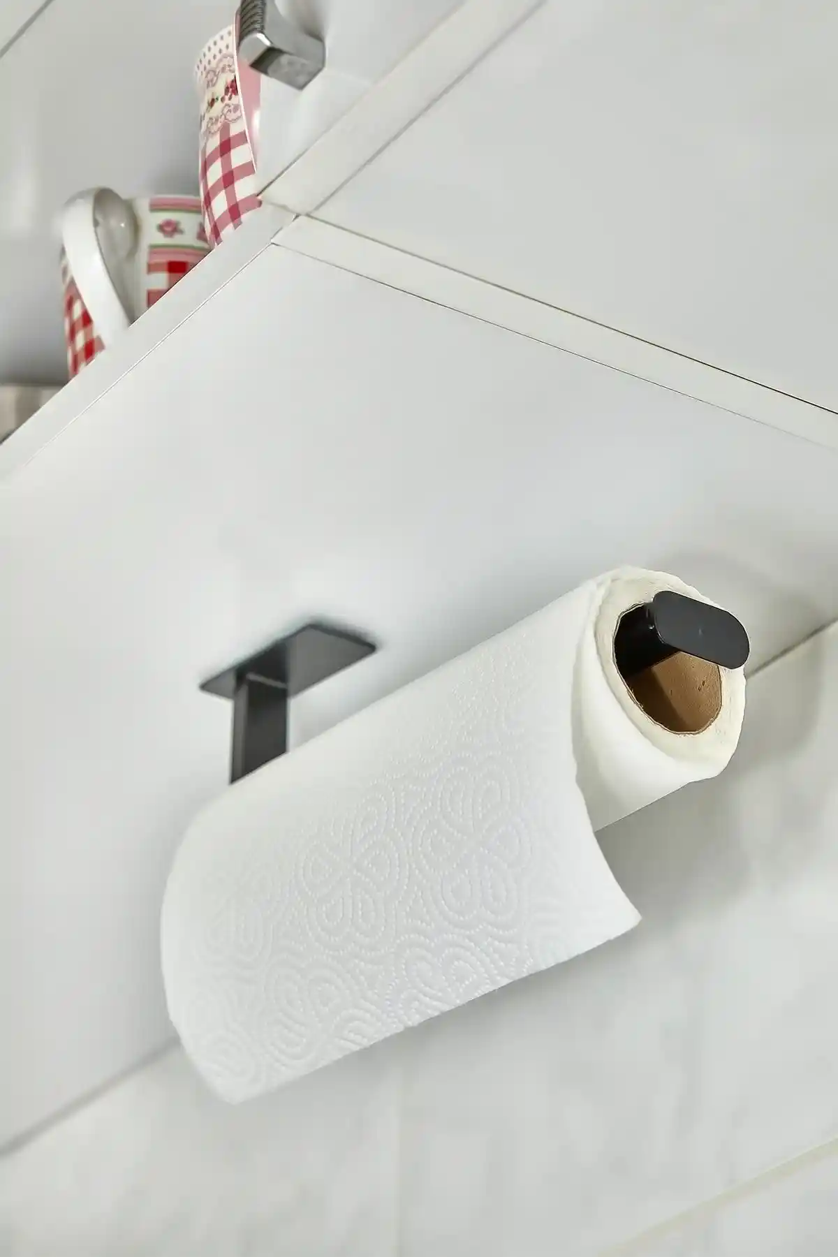 Banyo Düzeninde Kullanılan Siyah Metal Havluluk ve Paslanmaz Raf Karşılaştırması