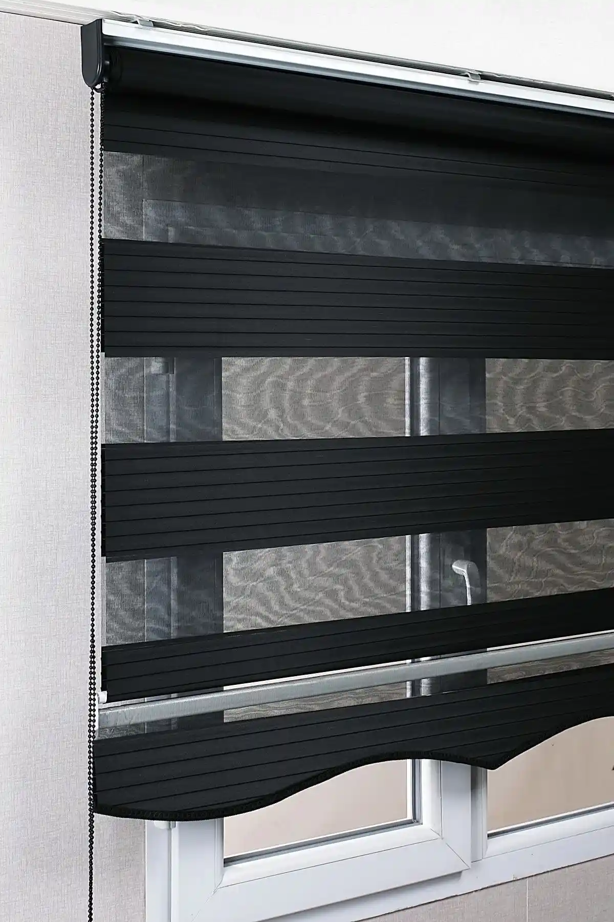 Bizdenperde Brillant Etekli Siyah Pileli Zebra Stor Perde Özellikleri ve Kullanım Avantajları