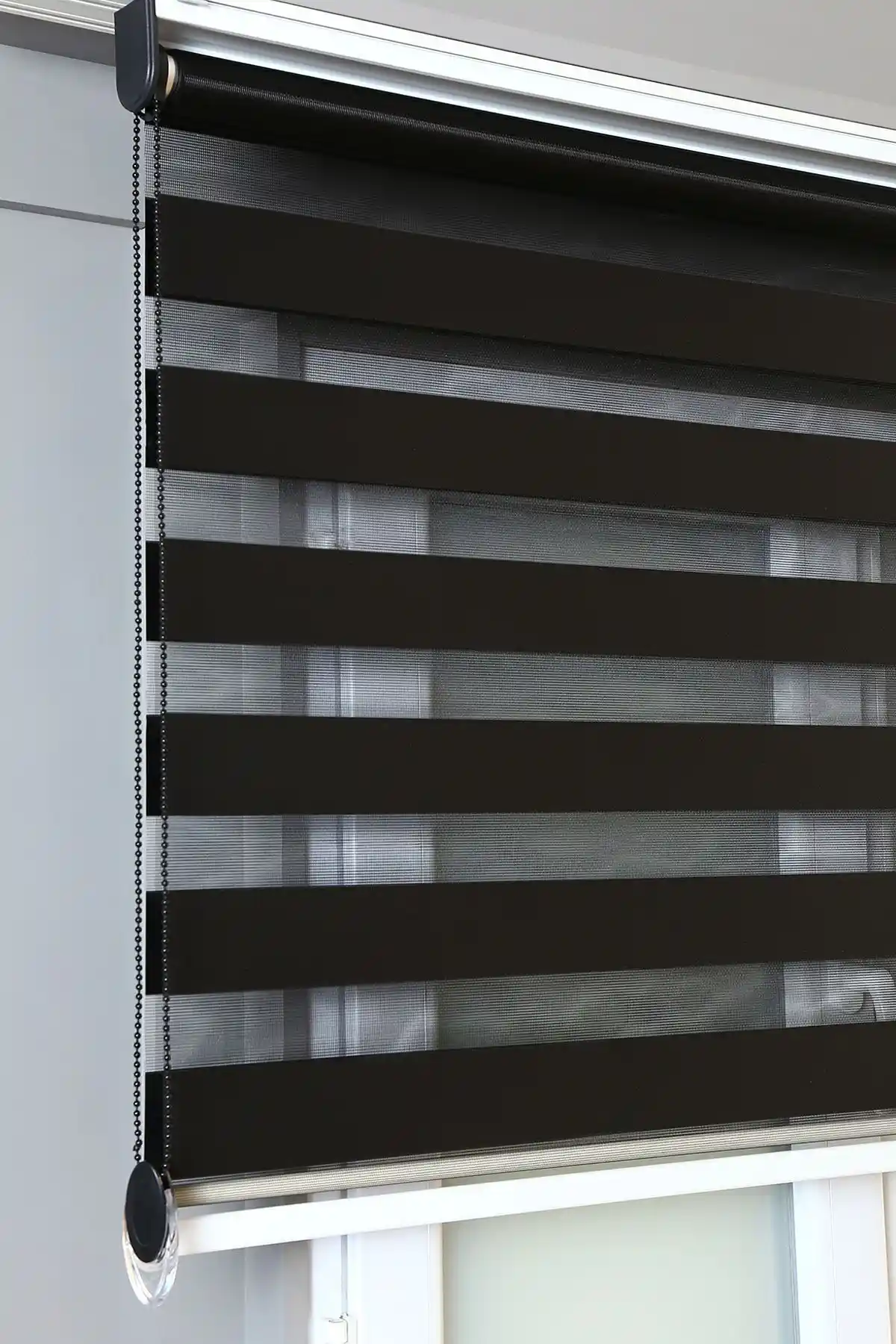 BizdenPerde Brillant Siyah Düz Zebra Stor Perde: Estetik ve Fonksiyonellik Bir Arada