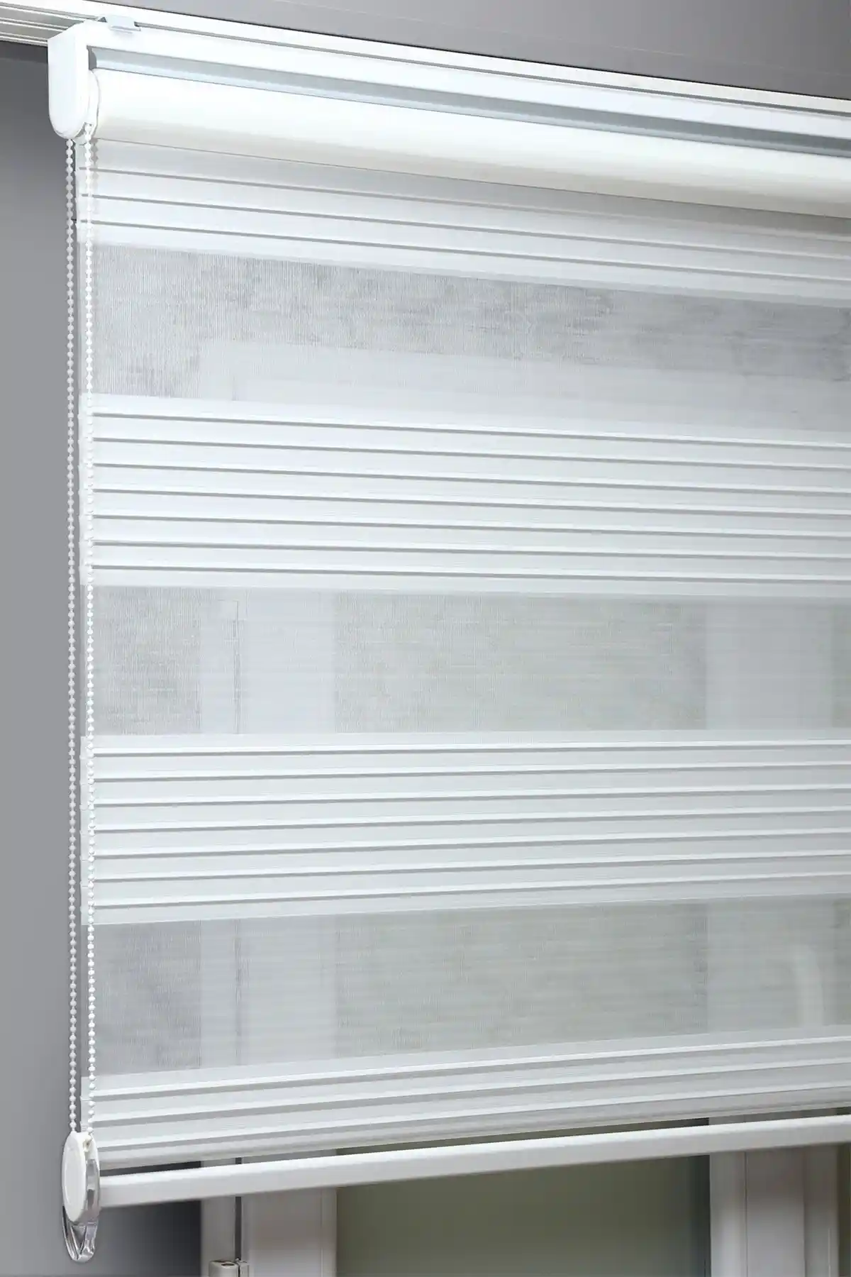 Brillant Pileli Beyaz Zebra Stor: Modern ve Dayanıklı İç Mekan Perdesi