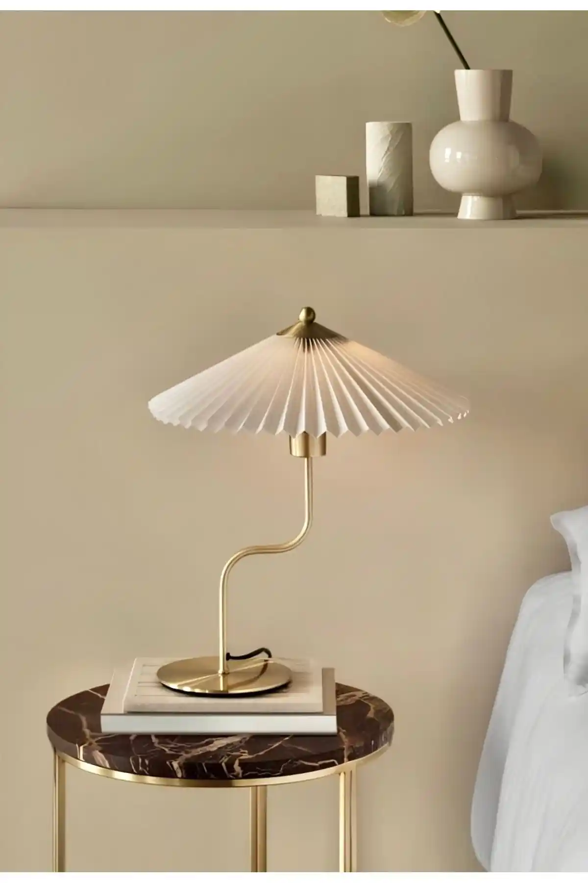 Burenze'nin Modern ve Vintage Tarzda Sarı Gold Abajur Tasarımı ve Özellikleri