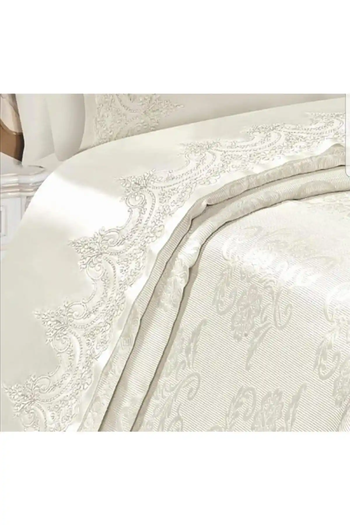 Bursa Çeyiz Hanzade Fransız Güpürlü Pike Takımı Yatak Dekorasyonu ve Konforu Sağlar