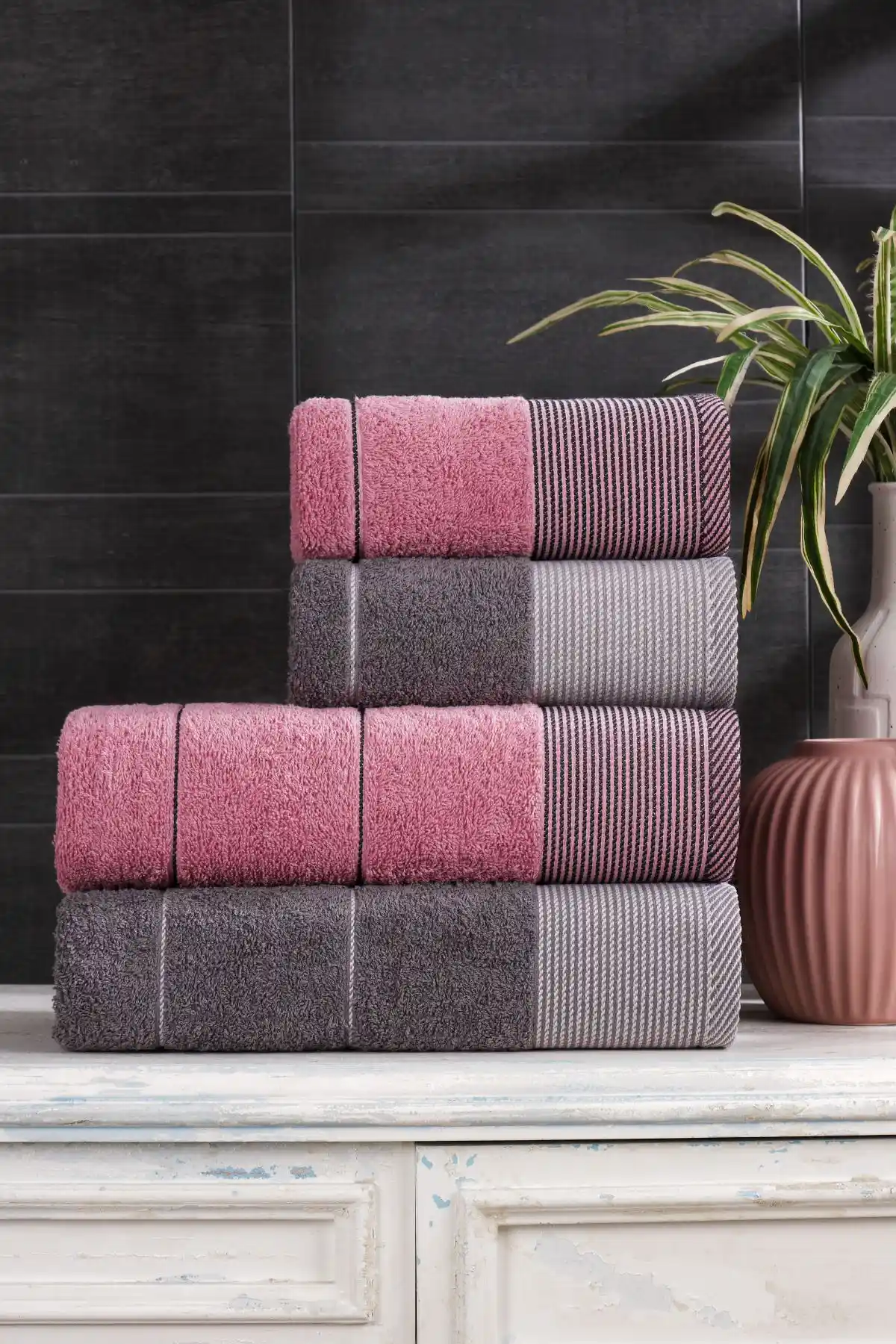 Casnack Afilli 4'lü Banyo Havlu Seti: Modern Tasarım ve Yüksek Konforun Birleşimi