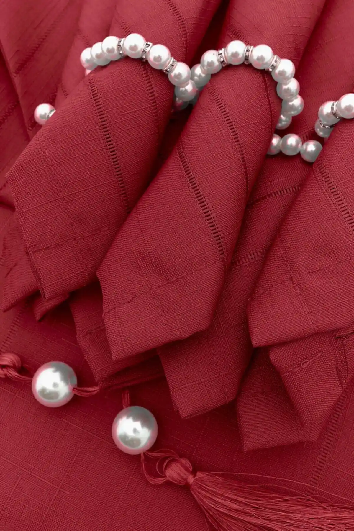 Çeyiz Sokağı Colber Kırmızı Masa Örtüsü ve Yemek Sunum Takımı Detayları