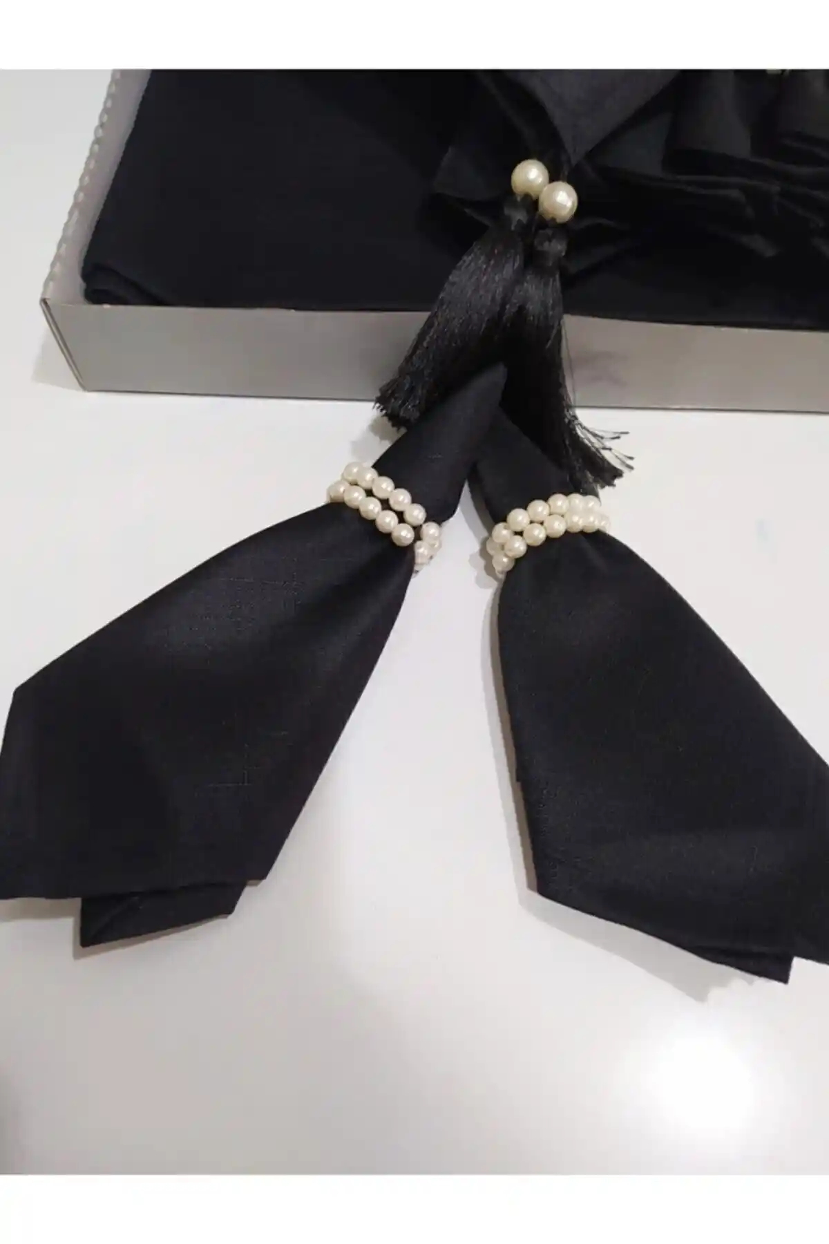 Çeyiz Sokağı Diana Siyah Masa Örtüsü Takımı Modern ve Şık Tasarım Özellikleri