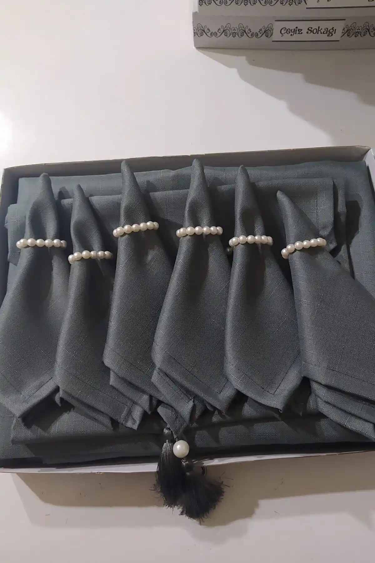 Çeyiz Sokağı Diananın Füme Masa Örtüsü Takımı Modern ve Şık Tasarımıyla Sofralarınıza Zarif Dokunuş