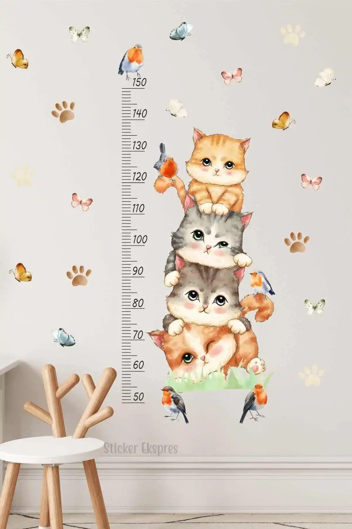 Çocuk Odası Dekorasyonu İçin Sevimli Kediler Temalı Sticker ve Boy Cetveli Karşılaştırması