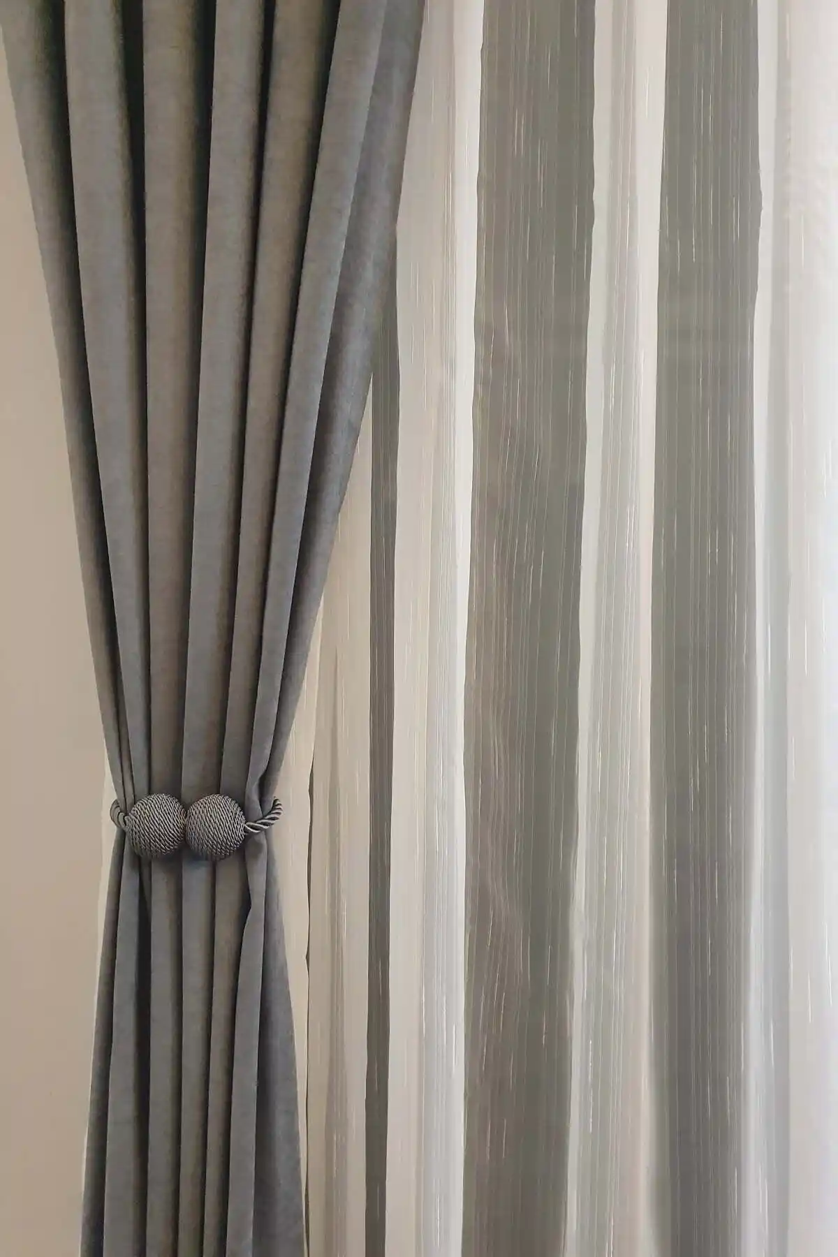 De'Vor Kadife Görünümlü ve DENAS PER Black Out Perde Karşılaştırması