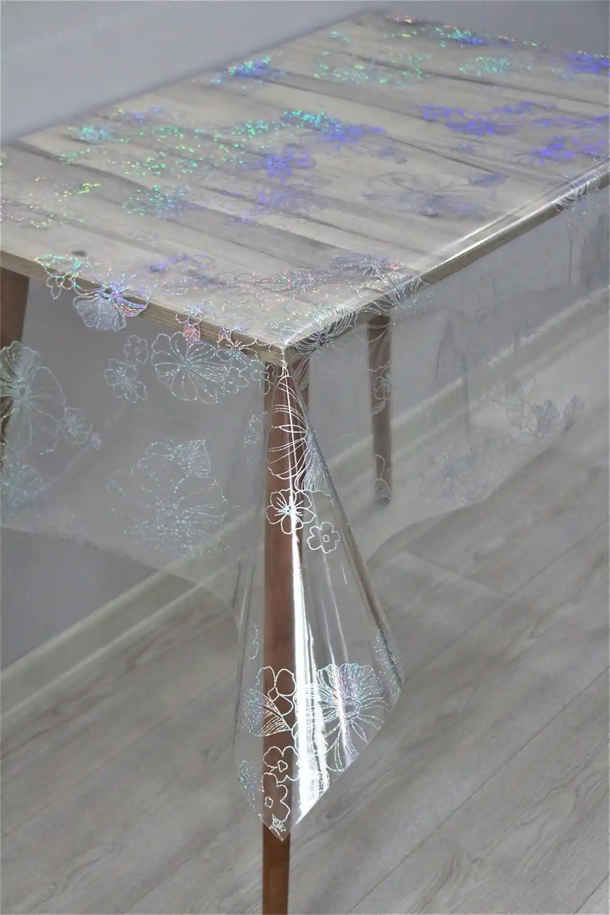 DedeEvTekstil Şeffaf Simli Gül Desenli Muşamba Masa Örtüsü Özellikleri ve Kullanım Avantajları